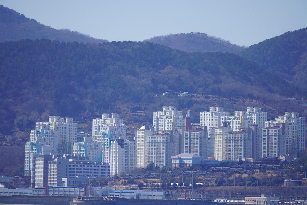 2026년 기초연금 수급자격 및 신청 정보를 확인하며 미소 짓는 노인 부부