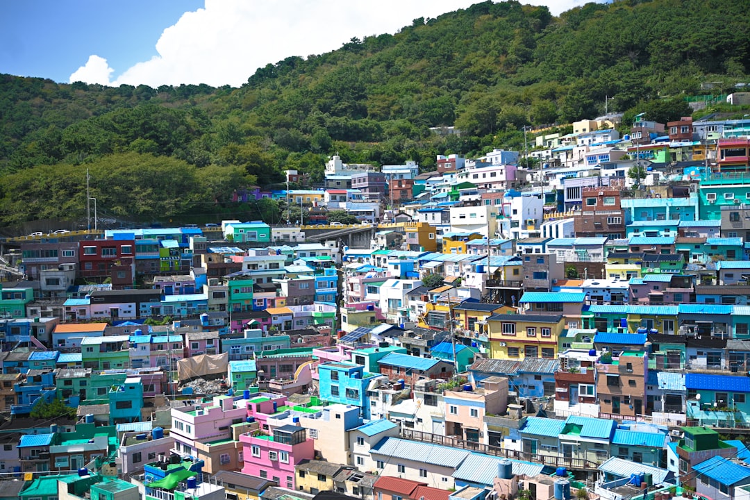 부동산 취득세율을 계산하는 손과 주택 모형, 서류 및 계산기. 부동산 세금 계산의 복잡성을 시각적으로 나타냅니다.