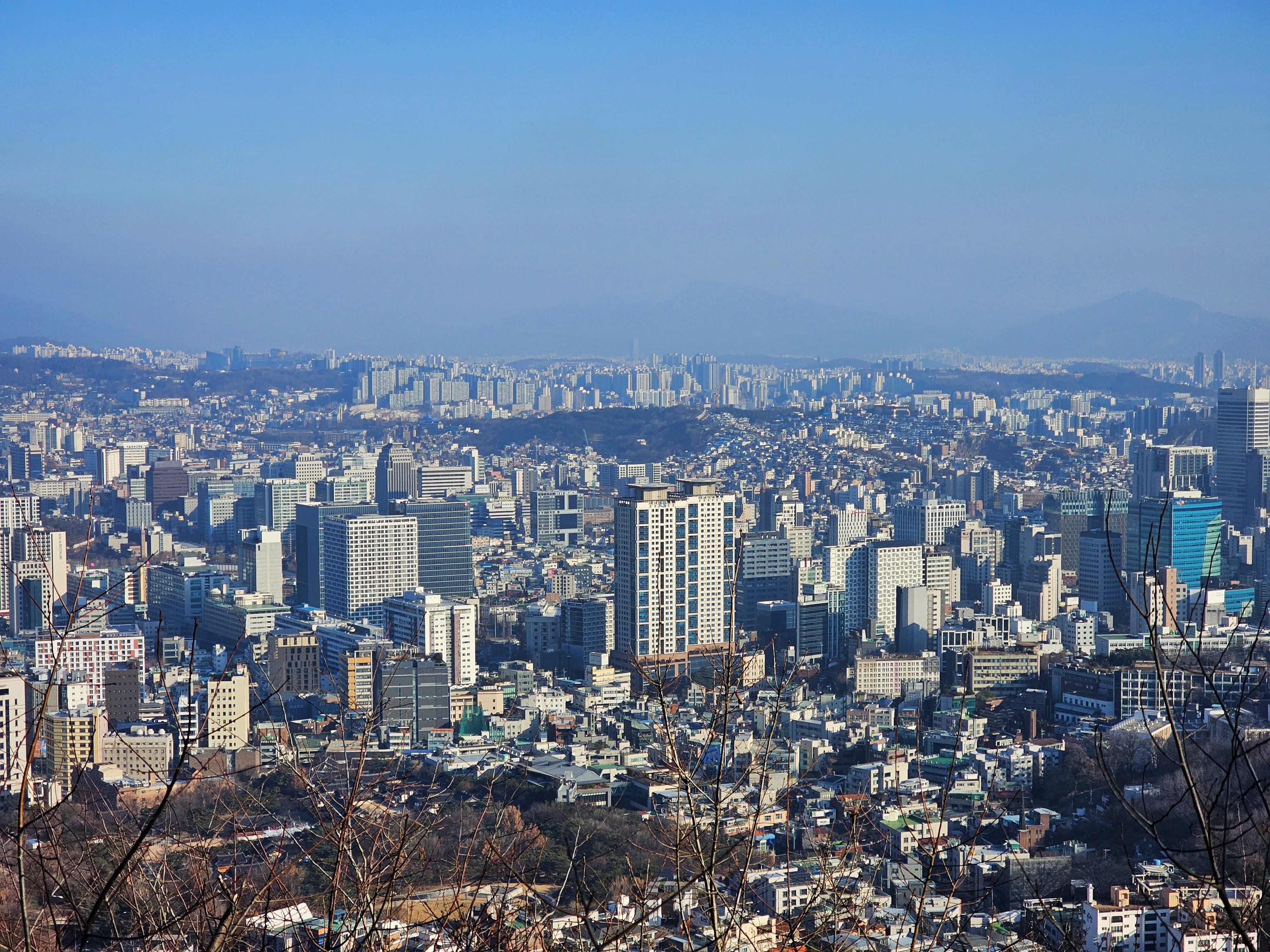 서울과 지방의 부동산 시장 초양극화를 시각적으로 비교하는 이미지.