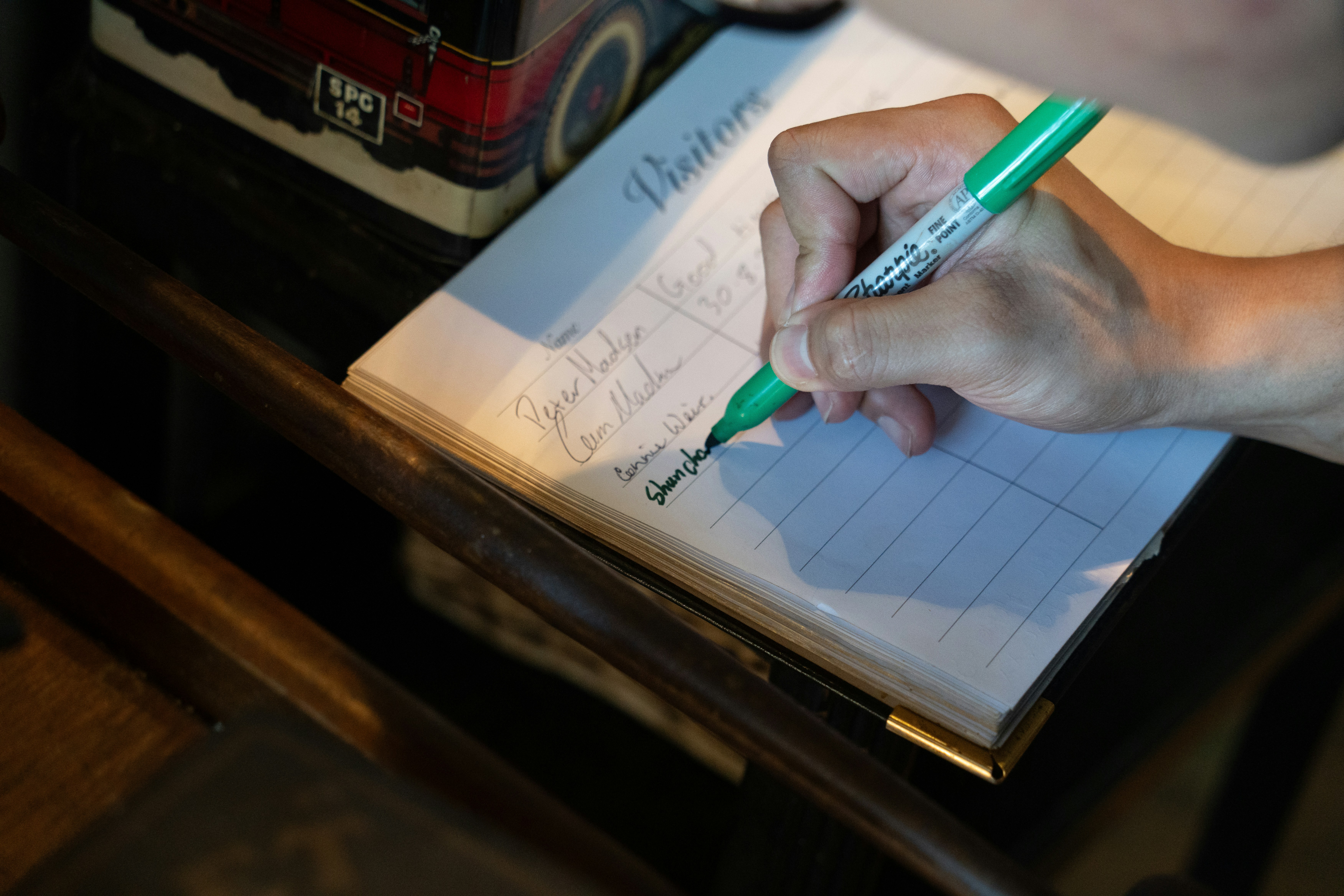 보험 증서의 중요한 부분을 강조하는 손, 계산기와 펜이 옆에 놓여 꼼꼼한 검토를 보여주는 이미지