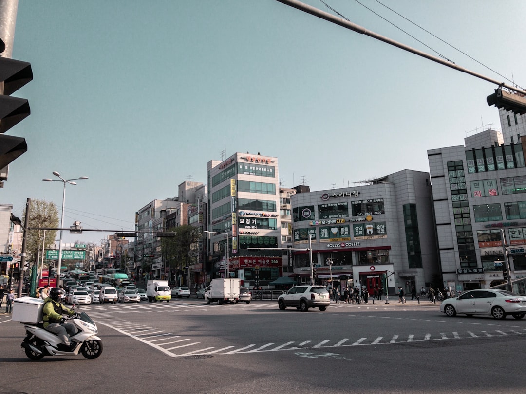 노트북으로 자동차 보험료 할증 기준을 확인하며 걱정하는 사람의 모습