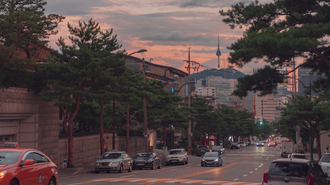 태블릿으로 금융 서류를 진지하게 검토하는 젊은 성인의 모습. 배경에는 성장과 저축을 상징하는 요소들이 있으며, 청년 금융 상품과 미래 설계를 나타냅니다. 블루-그레이 톤.
