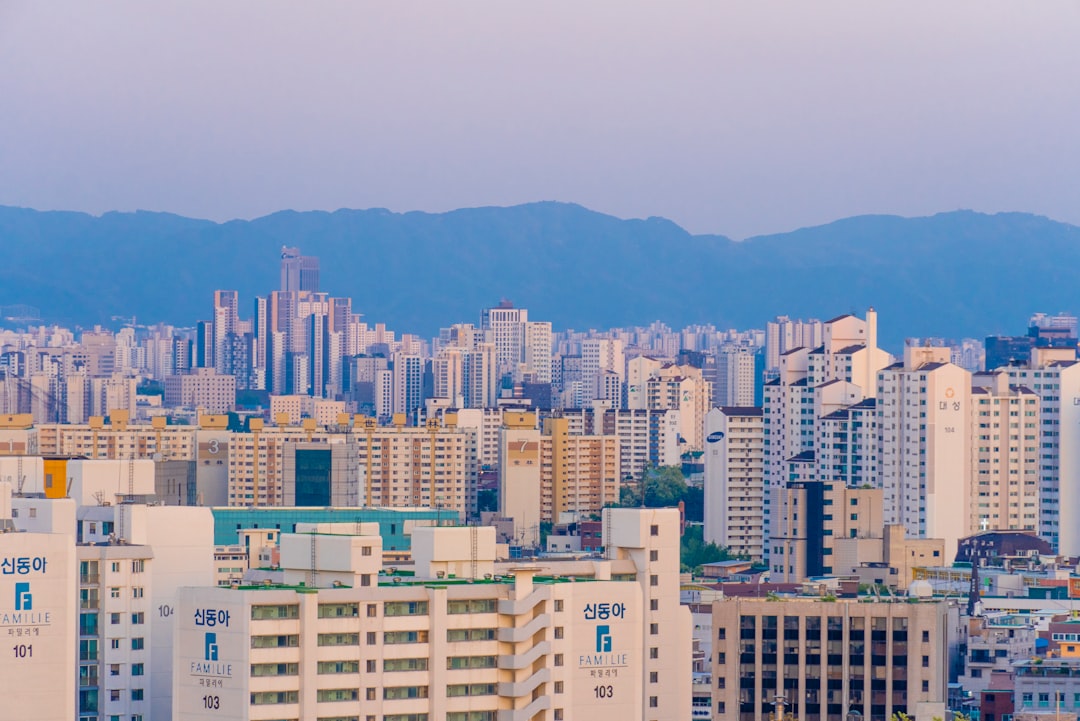 2026년 서울 아파트 분양가 상승과 청년들의 내 집 마련 어려움을 상징하는 도시 풍경
