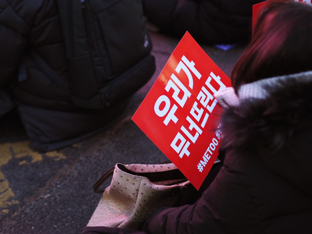 공인중개사와 전월세 계약서를 작성하는 청년 부부, 전세 사기 주의를 상징하는 이미지