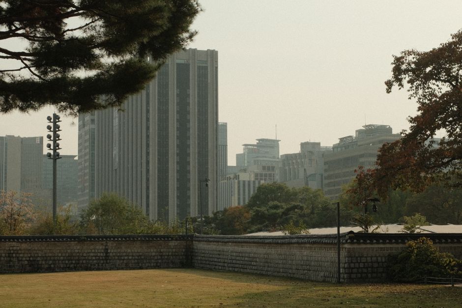 퇴직금 세금 계산을 위해 금융 서류와 태블릿을 들여다보는 중년의 한국인, 노후 자금 관리에 대한 신중한 고민을 표현합니다. 은퇴 후 삶의 안정감을 상징하는 배경이 어렴풋이 보입니다.