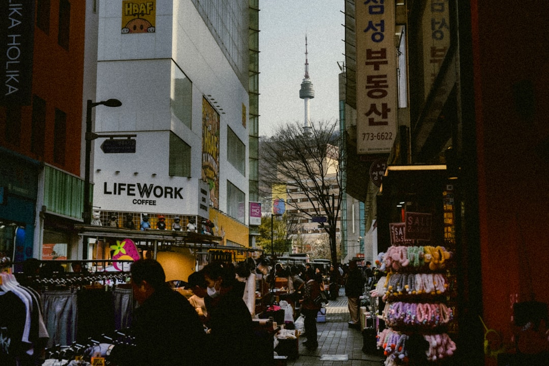 태블릿을 보며 퇴직금 중간정산 서류와 재정 계획을 신중하게 검토하는 직장인의 모습