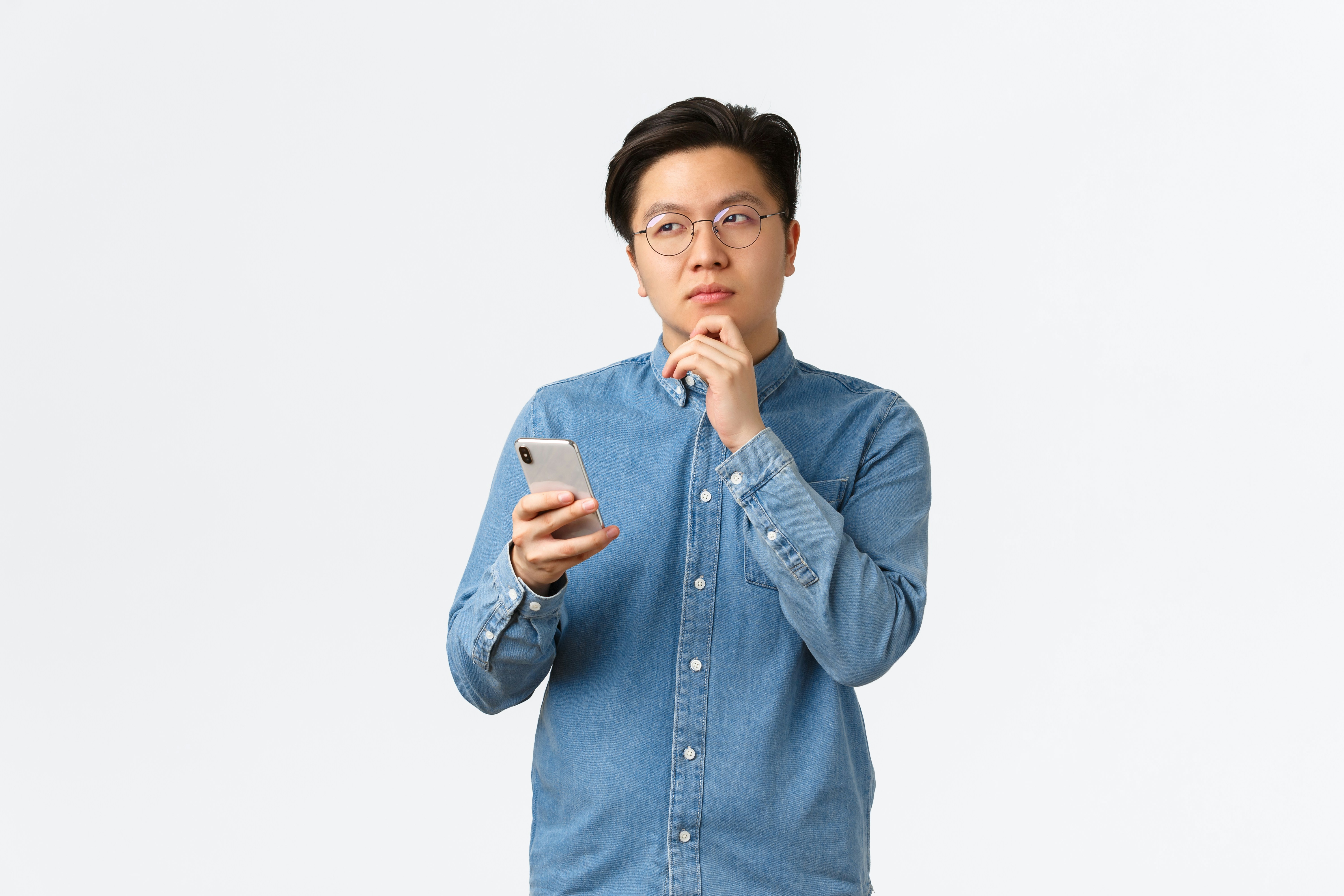 복잡한 파킹통장 우대 조건을 확인하며 고민하는 사람의 모습