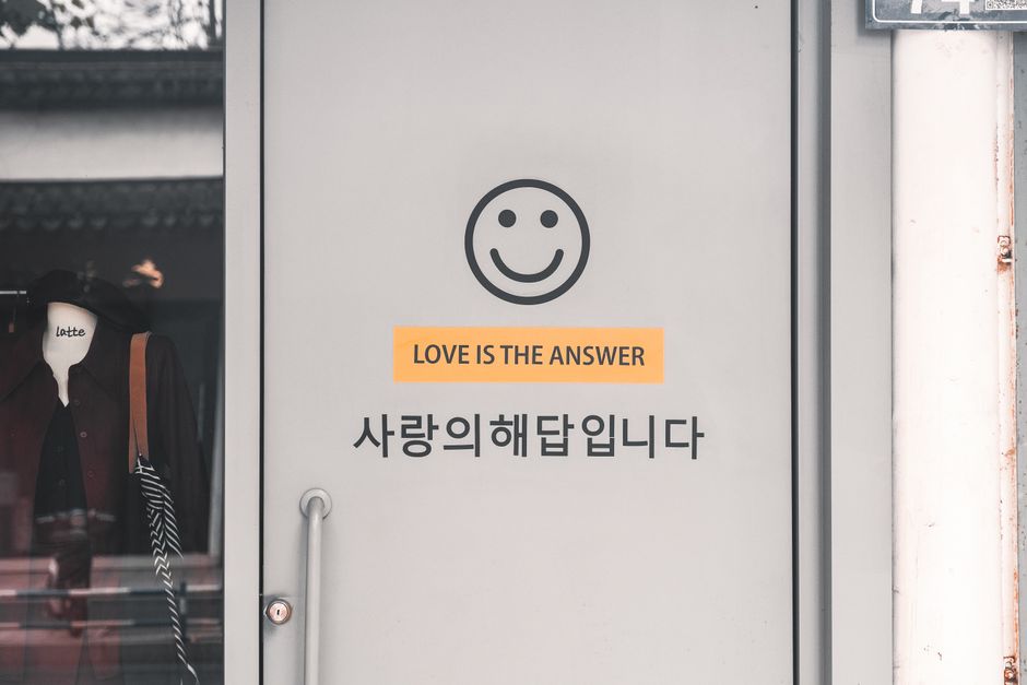 피스피스 스튜디오의 핵심 브랜드 마르디 메크르디 매장과 코스닥 상장 주가 흐름이 겹쳐진 이미지