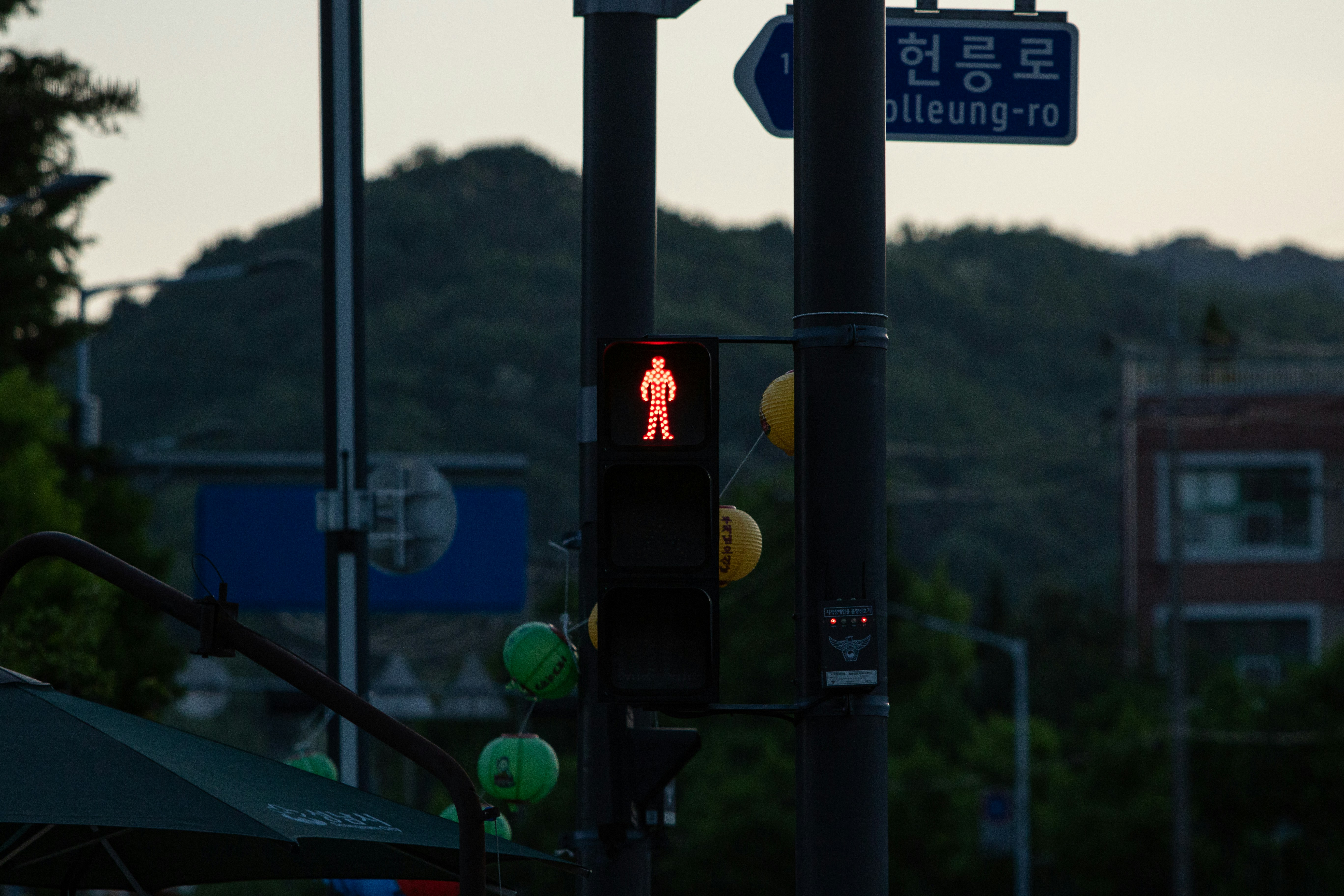 금융 사기 및 위험 요소를 경고하는 젊은이를 보호하는 방패 그림