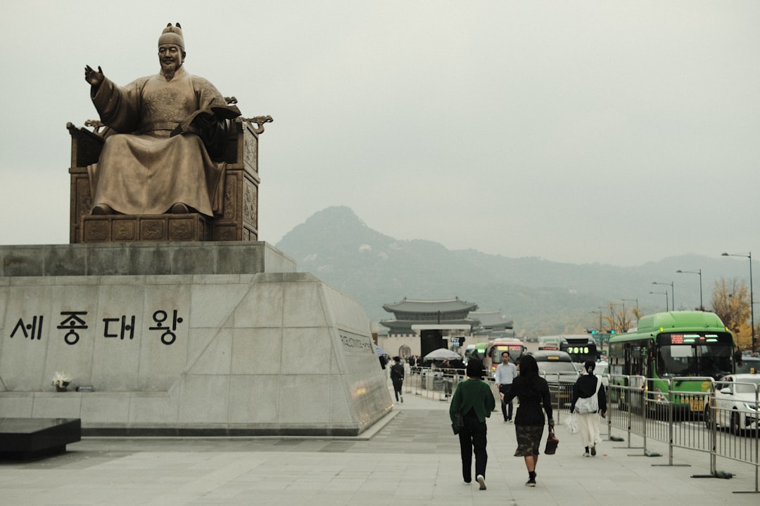 디지털 태블릿으로 실손보험 비교 데이터를 확인하며 현명한 재정 결정을 내리는 사람