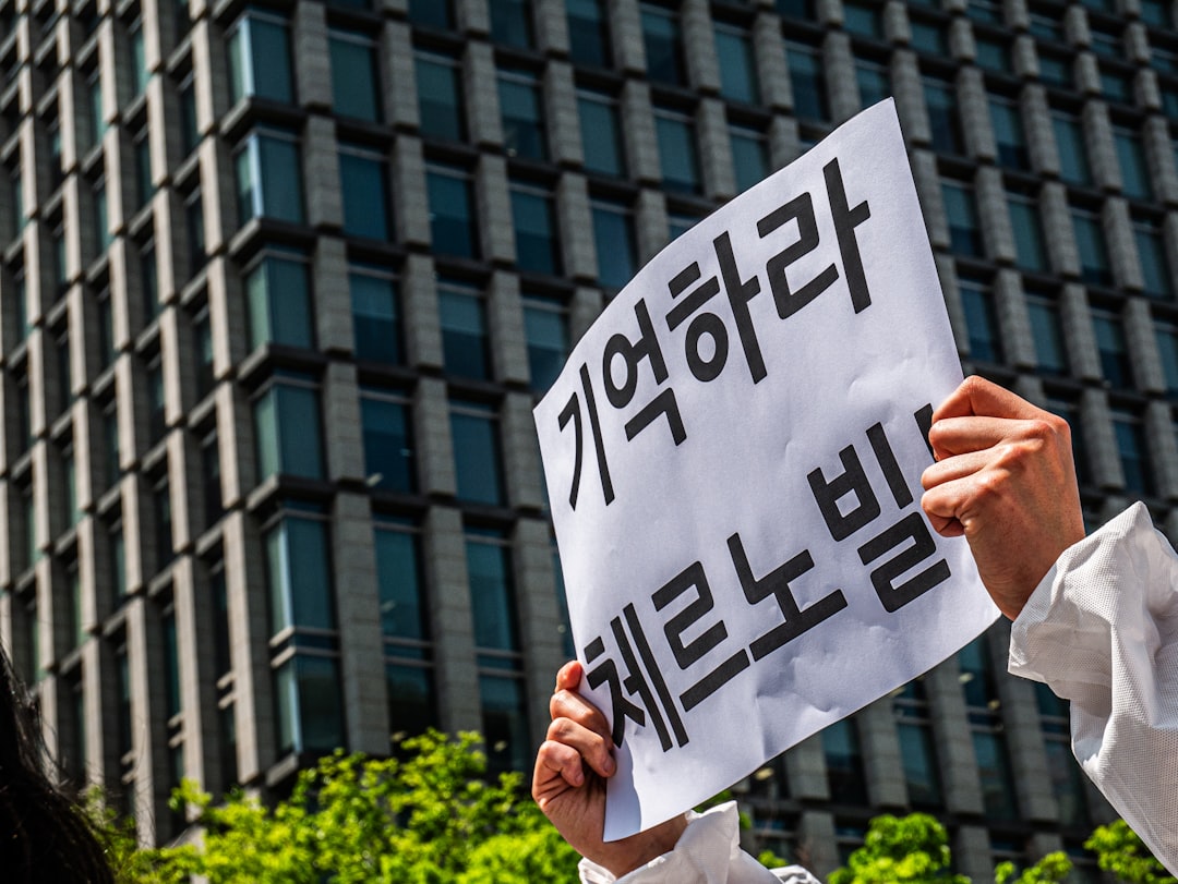 확대된 ISA 계좌 납입 및 비과세 한도를 검토하는 모습