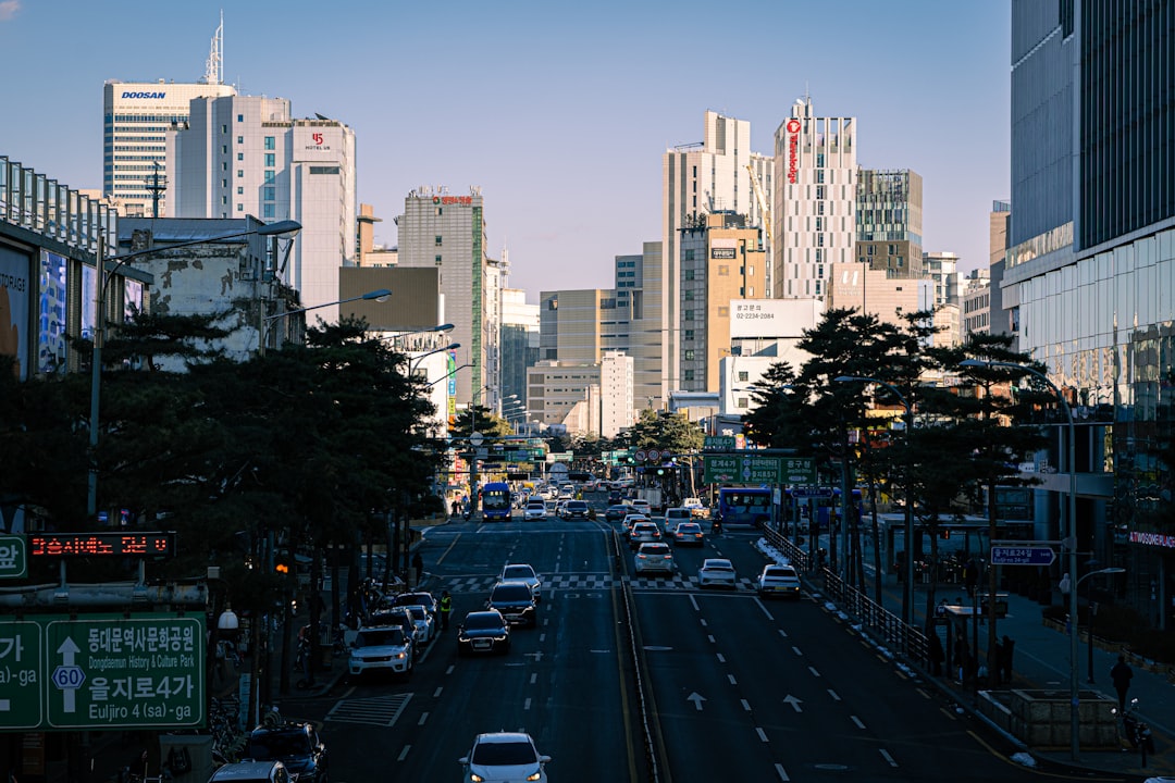 ISA 계좌에서 국내 주식, 펀드, 채권 등 다양한 금융 상품을 통합 관리하며 세제 혜택을 받는 모습.