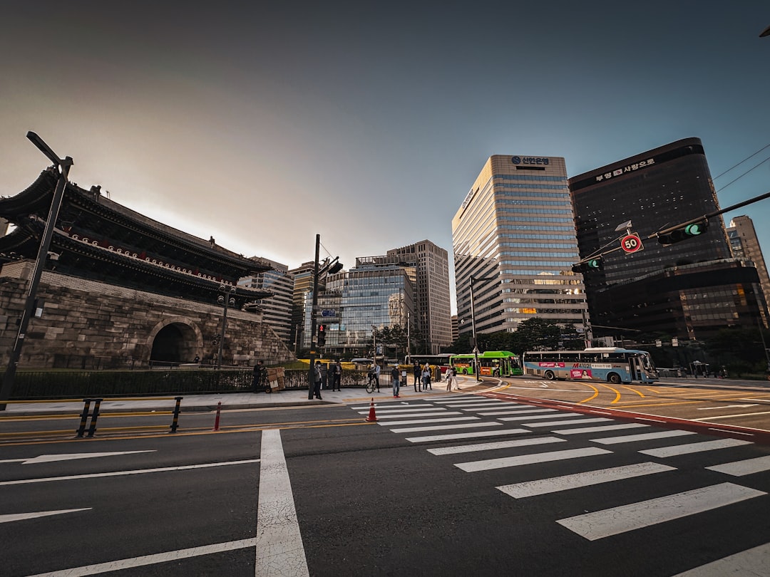 2026년 ISA 계좌의 절세 전략과 활용법을 분석하는 젊은 투자자의 모습. 금융 차트와 함께 'ISA 계좌 2026' 문구가 시각화되어 스마트한 자산 관리를 상징합니다.